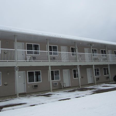 Kacee'S Northern Suites Форт Нелсън Екстериор снимка