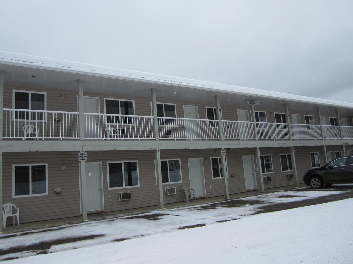 Kacee'S Northern Suites Форт Нелсън Екстериор снимка