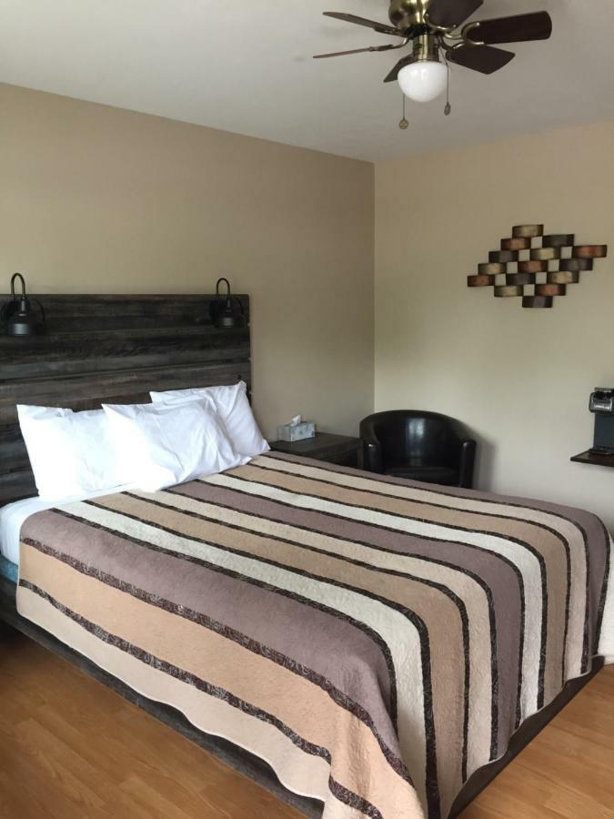 Kacee'S Northern Suites Форт Нелсън Екстериор снимка